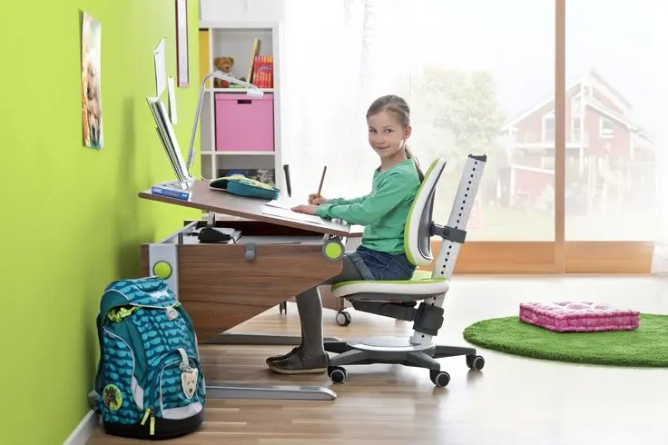 Письменный стол для школьника: что выбрать и почему