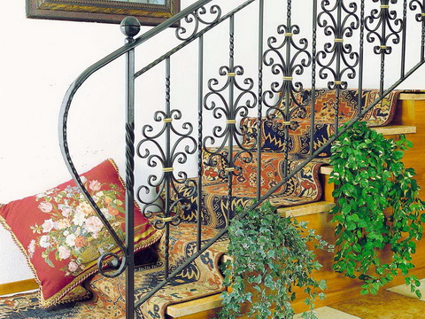 Лестничные перила – один из главных элементов в дизайне дома