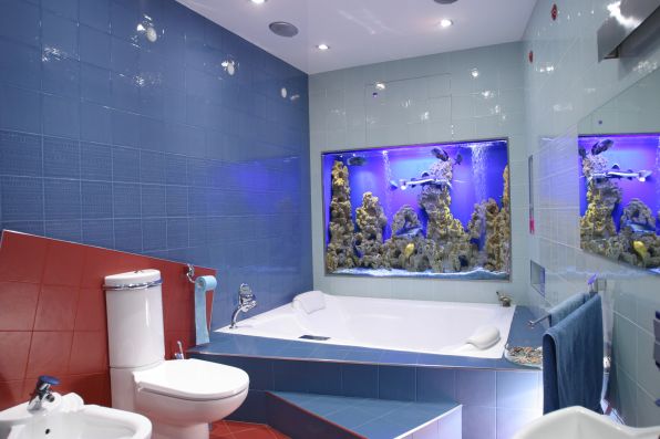 Установка аквариума в ванной и его значение в интерьере